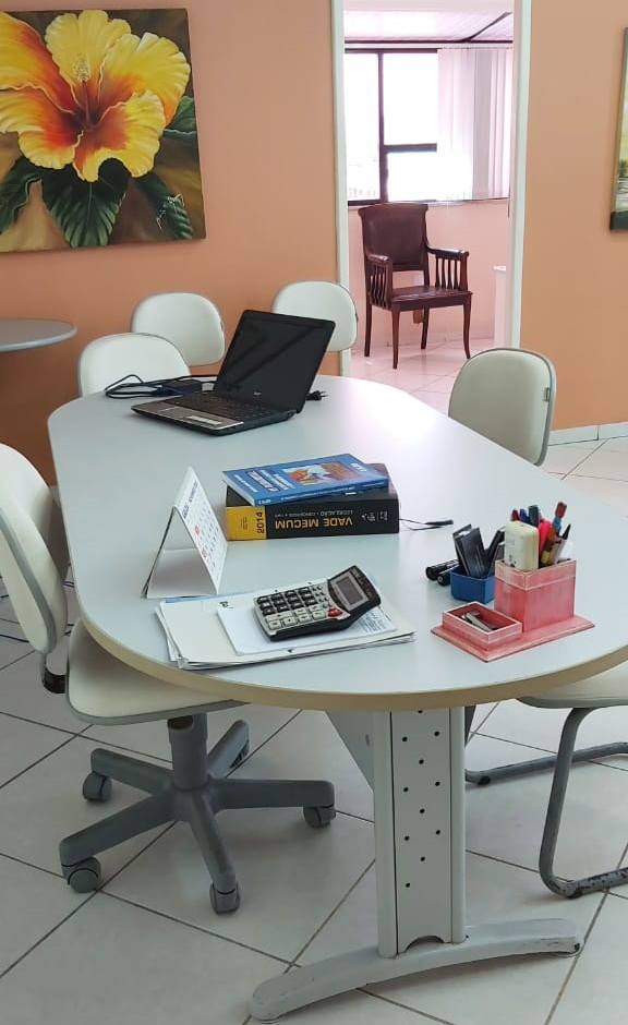 Mesa de reuniões do escritório BRM Advogados